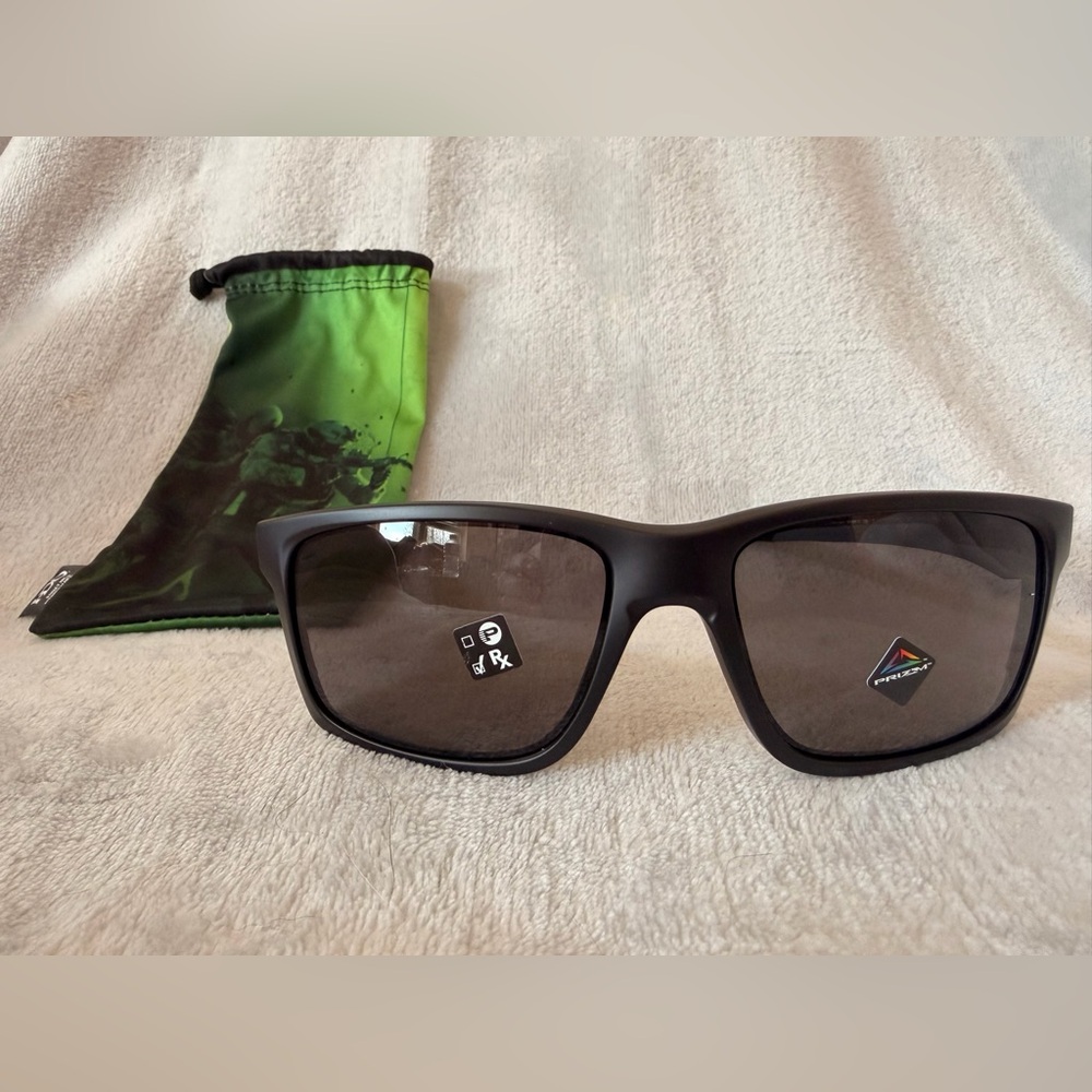 Men’s New Oakley Mainlink XL OO9264-1141 Black Prizm Sunglasses with soft case